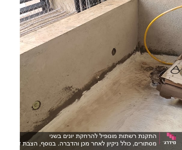 רשת למניעת כניסת יונים מותקנת על קיר